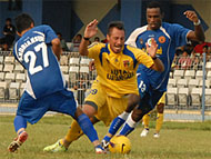 Franco Hita dijepit dua pemain Persiraja Banda Aceh. Hita menyumbangkan satu gol lewat titik penalti bagi kemenangan Mitra Kukar