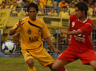 Pemain belakang Mitra Kukar Jufri Samad mengawal pergerakan striker Persiba Bantul, Ezequiel Gonzales. Gonzales berhasil mencetak satu gol bagi kemenangan Persiba atas tuan rumah
