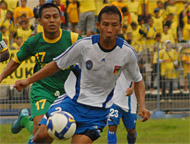Eko Budiharto menyumbang satu gol bagi kemenangan 3-0 Mitra Kukar atas Gresik United