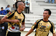 Striker andalan Mitra Kukar Franco Hita disambut Anindito saat merayakan gol pertama ke gawang PSIS Semarang