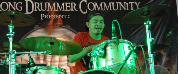Drummer The Pantjaran Nafsoe, Rizsak, ikut beraksi di Drummer Attack MMXIII di Gedung Putri Junjung Buyah, Tenggarong