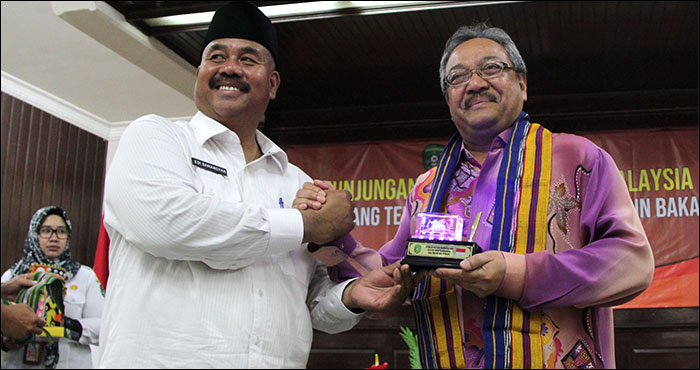Bupati Kukar Edi Damansyah saat menyerahkan cenderamata kepada Dubes Malaysia Datuk Zainal Abidin Bakar di Tenggarong, Rabu (20/11) siang 