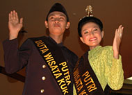 Wawan dan Nur Hikmah melambaikan tangan ke arah hadirin setelah terpilih sebagai Putra Putri Duta Wisata Kukar 2007