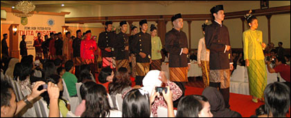 Seluruh finalis Duta Wisata Kukar 2007 dengan tegang menanti pengumuman pemenang dari dewan juri