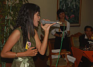 Salah seorang peserta putri unjuk kebolehan dalam bernyanyi