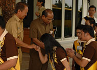 Pj Bupati Kukar Sjachruddin didampingi Kepala Disbudpar Kukar HM Idrus SY saat menyalami para finalis Duta Wisata Kukar 2009