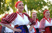 Para wanita anggota delegasi kesenian Kroasia menyanyikan lagu-lagu khas Kroasia sambil menari