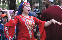 Penampilan salah seorang penari wanita asal Mesir