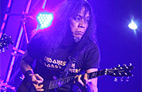 Gitaris EdanE, Eet Sjahranie, tetap tampil enerjik saat memetik dawai gitar