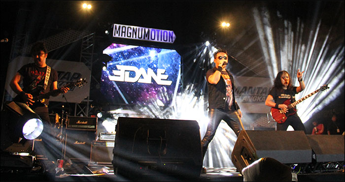 Aksi panggung grup legendaris EdanE berhasil menghipnotis ribuan penonton konser Magnumotion 2019 di lapangan parkir Stadion Rondong Demang, Tenggarong