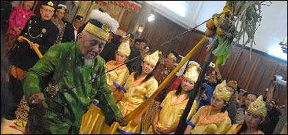 Meski usia sudah diatas 80 tahun, Sultan Kutai masih dapat melaksanakan ritual Bepelas pada pesta adat Erau 2009 lalu