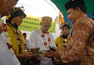 Camat Samarinda Seberang Sumaryadi (kanan) ikut melakukan tepong tawar terhadap Putra Mahkota Kesultanan Kutai 
