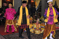 Staf Khusus Presiden SBY Felix Wanggai (tengah) ikut menari bersama kerabat Kesultanan Kutai