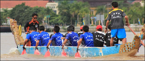 Lomba perahu naga yang kerap digelar selama Erau akan diikuti peserta internasional tahun ini