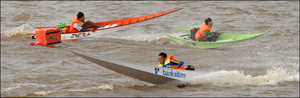 Balap perahu ketinting di sungai Mahakam, Tenggarong, menjadi salah satu lomba yang menyedot perhatian warga pada Erau 2013
