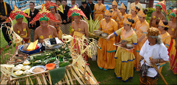 Suasana upacara adat Menjamu Benua di Tengah Benua atau di sekitar dermaga Museum Mulawarman, Tenggarong, Rabu (11/06) kemarin