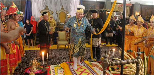 Sultan Kutai HAM Salehoeddin II saat menjalani ritual Bepelas pada malam pertama Erau