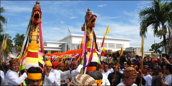 Upacara adat Mengulur Naga yang menjadi puncak pelaksanaan pesta adat Erau. Erau kini mendapat pengakuan nasional sebagai warisan budaya takbenda Indonesia 2016 serta sebagai Festival Budaya Terpopuler tahun 2016 