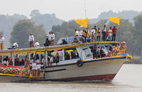 Dengan menggunakan kapal, dua replika Naga dibawa menuju Kutai Lama untuk dilarungkan di sungai Mahakam