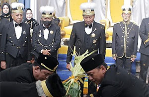 Sultan Kutai H Adji Muhammad Arifin memimpin jalannya prosesi Mendirikan Ayu