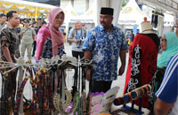 Wabup Edi Damansyah didampingi Kadis Pariwisata Sri Wahyuni saat meninjau salah satu stan Tenggarong Fair