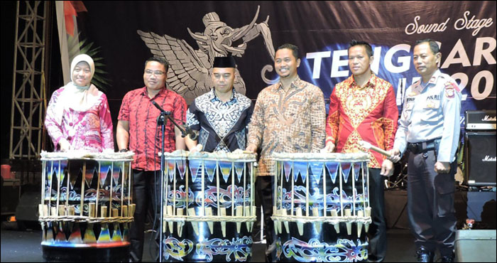 Asisten I Setkab Kukar Akhmad Taufik Hidayat (ketiga dari kiri) didampingi pejabat Forkopimda saat membuka FKR 2019 dengan 