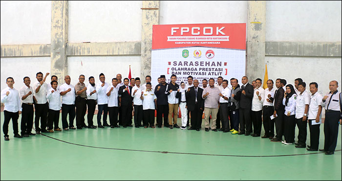 Para pengurus Forum Pengurus Cabang Olahraga Kukar bersama Plt Bupati Edi Damansyah dan Ketua KONI Kukar Ria Handayani usai dikukuhkan