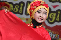 Siswi SD Muhammdiyah 1 Tenggarong menampilkan tarian pada pembukaan Festival Muharram