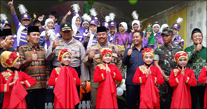 Plt Bupati Edi Damansyah (tengah) didampingi pejabat FKPD Kukar,saat membuka Festival Muharram 1440 H di SD Muhammadiyah 1 Tenggarong, Jum'at (07/09) kemarin