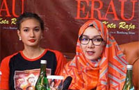 Bupati Kukar Rita Widyasari didampingi Nadine Chandrawinata saat memberikan keterangan pers pada peluncuran film <i>Erau Kota Raja</i>