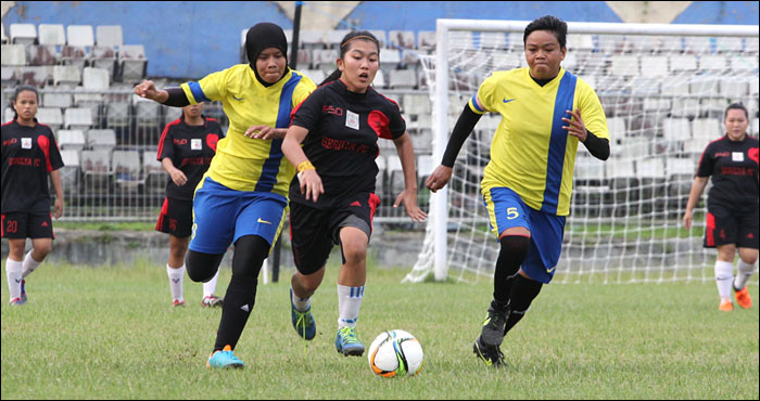 Kapten tim Medika Gerilya United, Jesella Arifya Sari, ditempel ketat dua pemain Internona Samarinda pada laga terakhir penyisihan Grup A