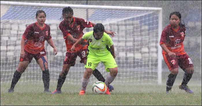 Di bawah guyuran hujan deras, tim MGU FC (hijau) sukses menekuk Pusamanita dengan skor 4-1