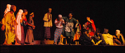Pementasan teater bertajuk Neng Nong pada malam kedua pagelaran seni kelompok GePe2