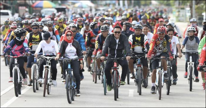 Menteri Pemuda dan Olahraga RI Imam Nahrawi ikut bersepeda santai di kota Tenggarong sebagai salah satu etape GPN 2017 