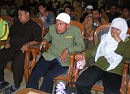 Puluhan anggota AGS  Kukar saat mendatangi Kantor Bupati Kukar untuk mempertanyakan masalah insentif mereka yang belum cair sejak Januari 2009