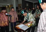 Ketua HMI Cabang Tenggarong 2009-2010 Ahmadin saat menandatangani berita acara pengukuhan
