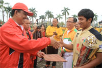 Wabup Kukar HM Ghufron Yusuf menyerahkan piagam penghargaan kepada Mitra Kukar U-21 yang diterima kapten tim Ali Surahman