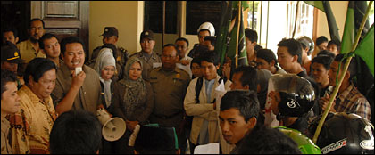 Wakil Ketua DPRD Kukar Marwan meminta kepada seluruh komponen masyarakat dan mahasiswa untuk mengawasi indikasi terjadinya korupsi di Kukar
