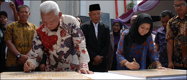 Gubernur Kaltim H Awang Faroek bersama Bupati Kukar Rita Widyasari menandatangani prasasti peresmian dan perluasan Hotel Grand Fatma