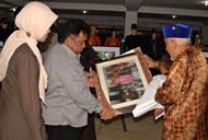 Sekkab Haryanto Bachroel didampingi Kabag Humpro Sri Wahyuni menyerahkan foto kenang-kenangan kepada Sultan HAM Salehoeddin II