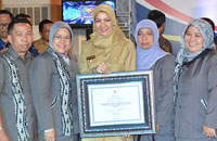 Bupati Rita Widyasari bersama jajaran Badan KBP3A Kukar usai menerima penghargaan Nominator Ungguan IGA 2013 kategori Pemberdayaan Masyarakat