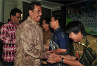 Wabup Ghufron Yusuf didampingi Rektor Unikarta HM Aswin memberikan ucapan selamat kepada pengurus IKA Fekon Unikarta 