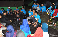 Para anggota IPM Kukar Yogyakarta menyimak materi dasar-dasar kepemimpinan dari M Arif Rezky