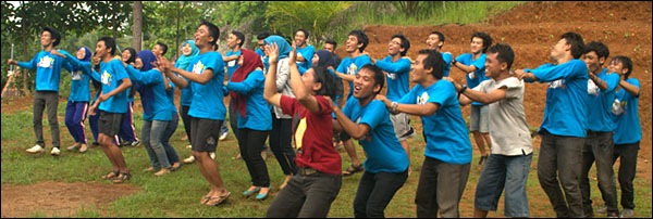Para peserta Makrab IPM Kukar Yogyakarta dibagi dalam 4 kelompok saat mengikuti kegiatan outbond di hari kedua