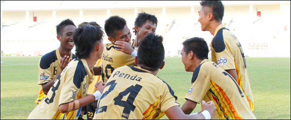 Para pemain Mitra Kukar U-21 merayakan gol penyeimbang Irwansyah di menit akhir babak pertama