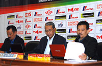 Ketua Panpel Mitra Kukar H Surya Agus (kanan) menyampaikan perubahan jadwal laga terakhir Babak 8 Besar ISL U-21 terkait agenda Pilgub Kaltim