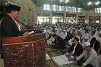 Wabup Ghufron Yusuf menyampaikan pesan Idul Adha dari Bupati Kukar di hadapan jamaah sholat Ied Masjid Agung Sultan Sulaiman