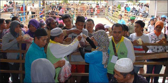 Suasana pembagian daging kurban di Masjid Agung Sultan Sulaiman, Tenggarong, Senin (06/10) siang