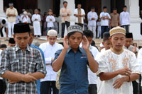 Sejumlah jamaah Masjid Jami' Hasanuddin melaksanakan sholat Ied di halaman Kedaton Kutai Kartanegara