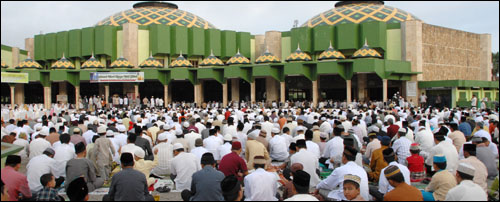 Suasana halaman Masjid Agung Sultan Sulaiman yang dipadati ribuan jamaah